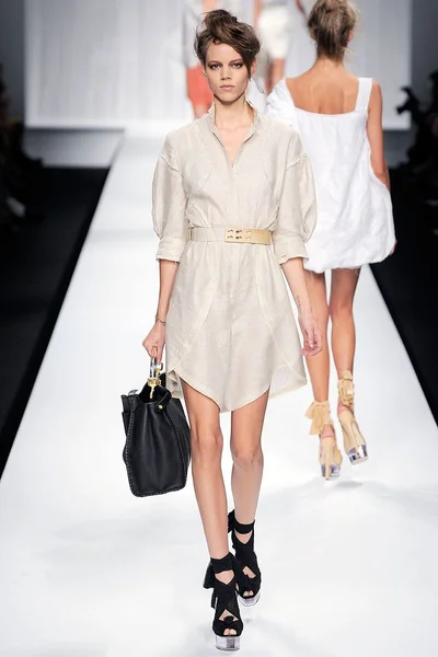 Look 3
